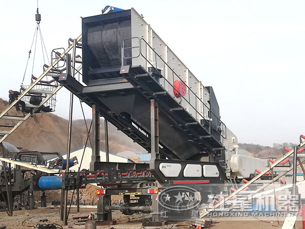 車載石子破碎機(jī)環(huán)保工作現(xiàn)場(chǎng) 車載石子破碎機(jī)環(huán)保工作現(xiàn)場(chǎng)