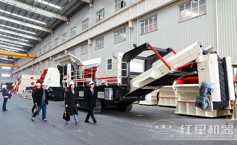 履帶車載移動砸石機，靈活行走