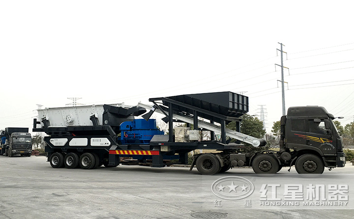 車載時(shí)產(chǎn)300噸鵝卵石移動(dòng)制沙機(jī)上路了，移動(dòng)自由更靈活 