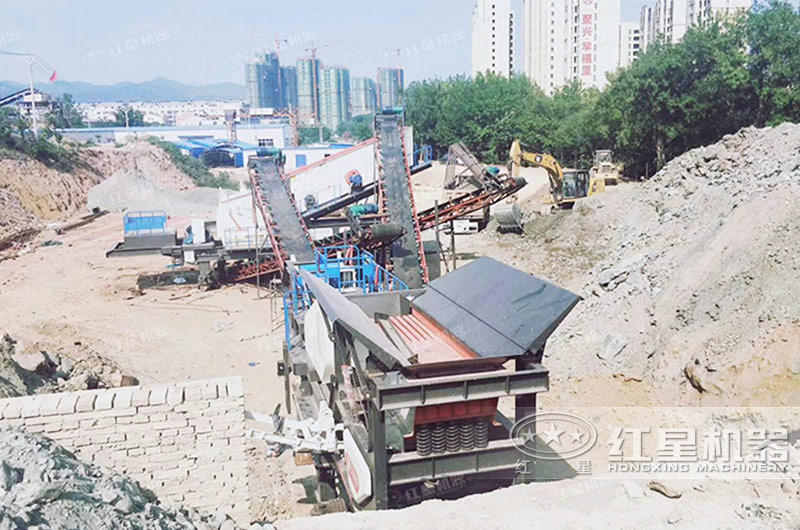 河北石家莊建筑磚塊粉碎機移動式生產(chǎn)現(xiàn)場 河北石家莊建筑磚塊粉碎機移動式生產(chǎn)現(xiàn)場