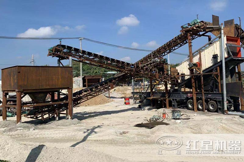 鵝卵石一體式車載制沙機(jī)作業(yè)現(xiàn)場(chǎng) 鵝卵石一體式車載制沙機(jī)作業(yè)現(xiàn)場(chǎng)